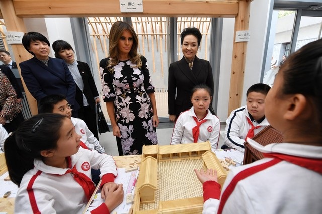 Bà chủ Nhà Trắng học nấu ăn, khám phá nghệ thuật truyền thống Trung Quốc - 7 Bà say sưa lắng nghe các em học sinh trình bày trong lớp học về kiến trúc. Tại hai điểm dừng chân Hàn Quốc và Nhật Bản, bà cũng đã cùng các vị Đệ nhất phu nhân giao lưu với các trẻ em.