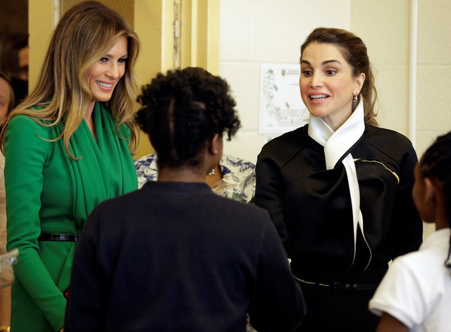 Đệ nhất phu nhân Mỹ đọ sắc bên Hoàng hậu Jordan - 14
Họ cũng tới thăm một lớp học khoa học và nghệ thuật.