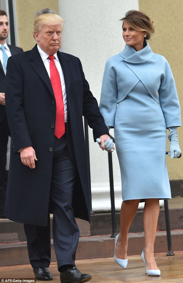 Phu nhân ông Trump diện váy ấn tượng trong ngày nhậm chức của chồng - 3
Cựu người mẫu Slovenia cũng đi giày và đeo găng tay cùng màu.