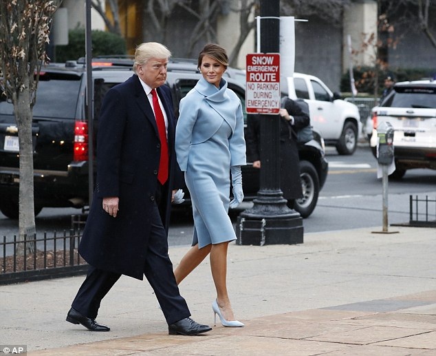 Phu nhân ông Trump diện váy ấn tượng trong ngày nhậm chức của chồng - 1
Bà Melania, 46 tuổi, nắm tay Tổng thống đắc cử Donald Trump, 70 tuổi, khi họ đi lễ nhà thờ vào sáng 20/1, mở đầu các hoạt động trong ngày ông Trump nhậm chức.