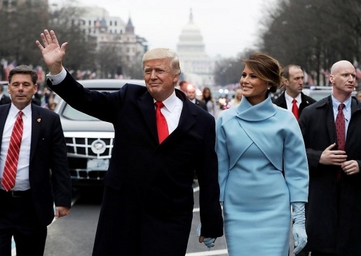 Cư dân mạng so sánh váy của phu nhân Tổng thống Pháp với Melania Trump - 6
Trong khi bà Melania chọn trang phục của hãng thời trang danh tiếng Ralph Lauren của Mỹ thì bà Brigitte Trogneux chọn thương hiệu nổi tiếng của Pháp. Bộ đồ của bà Melania trông cổ điển hơn, còn bộ trang phục của bà Trogneux nhìn hiện đại hơn. (Ảnh: Getty)