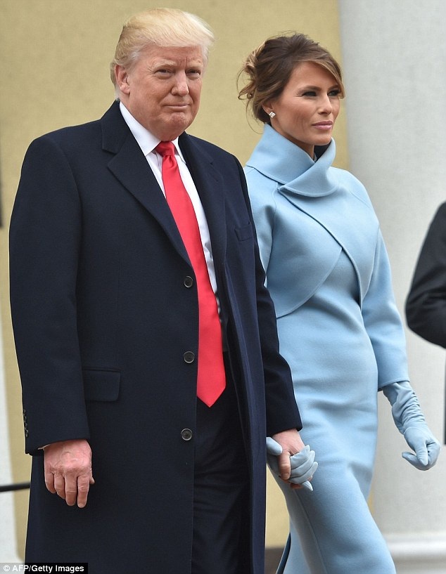 Phu nhân ông Trump diện váy ấn tượng trong ngày nhậm chức của chồng - 4
Ralph Lauren cũng là một trong những hãng thời trang yêu thích của cựu đệ nhất phu nhân Hillary Clinton, cựu đối thủ của ông Trump trong cuộc bầu cử tổng thống.