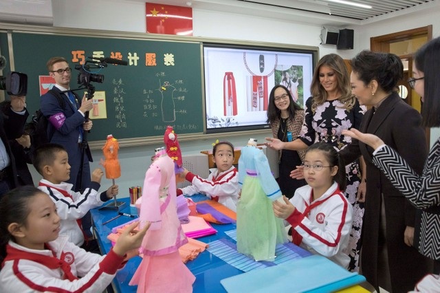 Bà chủ Nhà Trắng học nấu ăn, khám phá nghệ thuật truyền thống Trung Quốc - 5 Hai vị Đệ nhất Phu nhân chiêm ngưỡng thành quả của các em học sinh tiểu học trong lớp học thời trang.