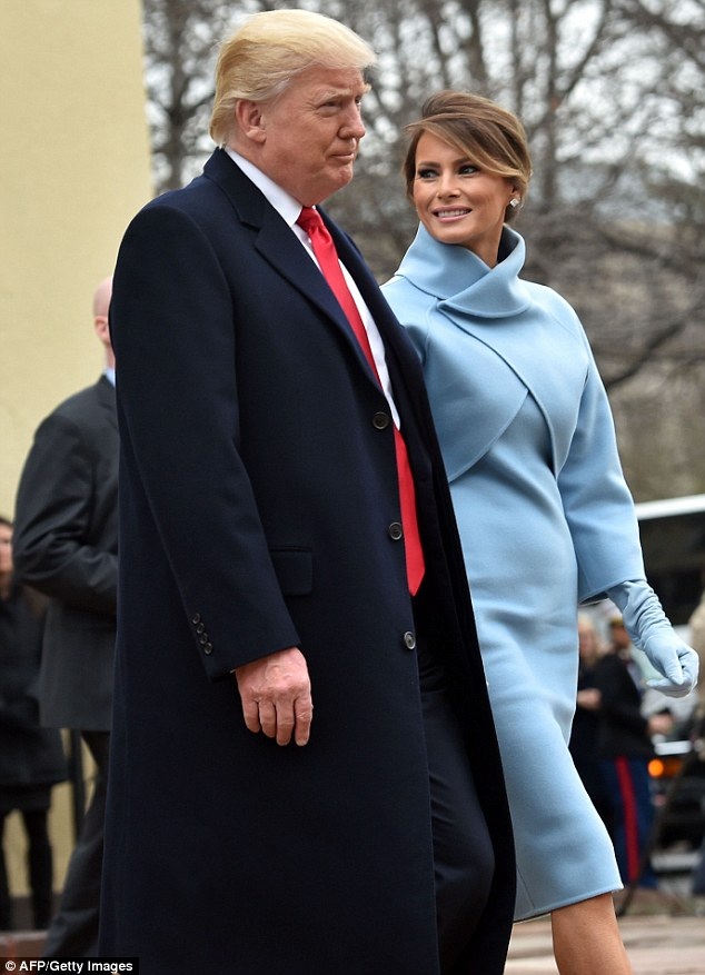 Phu nhân ông Trump diện váy ấn tượng trong ngày nhậm chức của chồng - 5
Theo Dailymail, bộ đồ của bà Melania hôm nay đã làm liên tưởng tới bộ trang phục thanh lịch mà bà Jacqueline Kennedy mặc trong lễ nhậm chức của Tổng thống John F. Kennedy năm 1961.