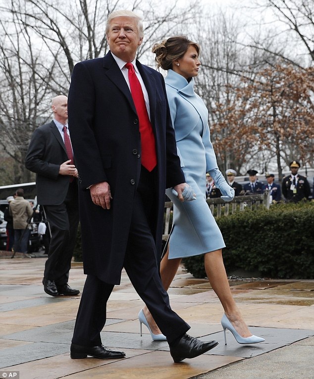 Phu nhân ông Trump diện váy ấn tượng trong ngày nhậm chức của chồng - 6 Phu nhân ông Trump diện váy ấn tượng trong ngày nhậm chức của chồng - 6