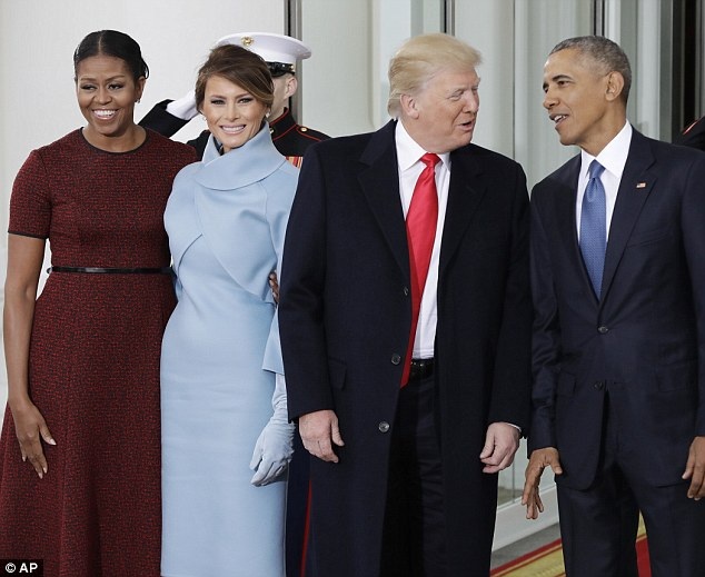 Phu nhân ông Trump diện váy ấn tượng trong ngày nhậm chức của chồng - 11
Vợ chồng ông Obama và vợ chồng ông Trump chụp ảnh chung trước báo giới.
