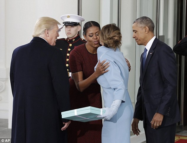 Phu nhân ông Trump diện váy ấn tượng trong ngày nhậm chức của chồng - 7
Sau khi đi lễ nhà thờ, ông Trump và phu nhân đã tới Nhà Trắng để dự tiệc trà với Tổng thống mãn nhiệm Barack Obama và phu nhân Michelle.