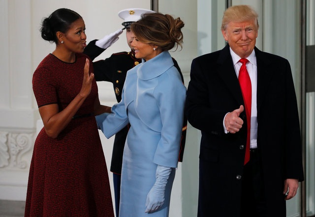 Phu nhân ông Trump diện váy ấn tượng trong ngày nhậm chức của chồng - 9
Bà Michelle trò chuyện với người kế nhiệm.