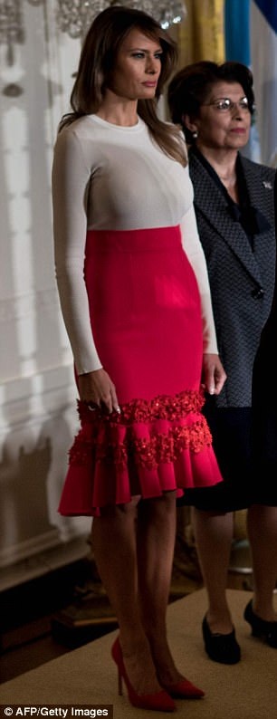 
Đệ nhất phu nhân Mỹ diện bộ váy trắng - đỏ rất thanh lich và trẻ trung
