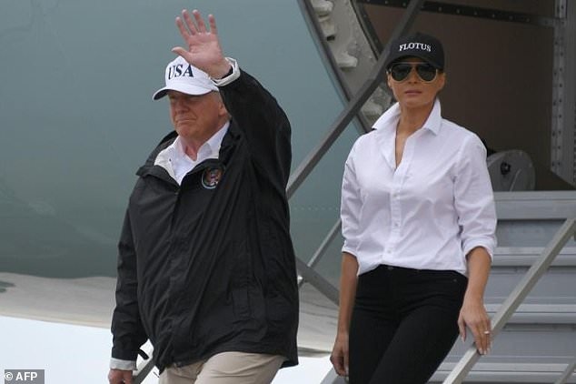 Bà Melania Trump hứng chỉ trích vì đi giày cao gót thăm vùng bão - 2
Bà Melania xuống chuyên cơ bắt đầu chuyến thăm vùng bão. (Ảnh: AFP)