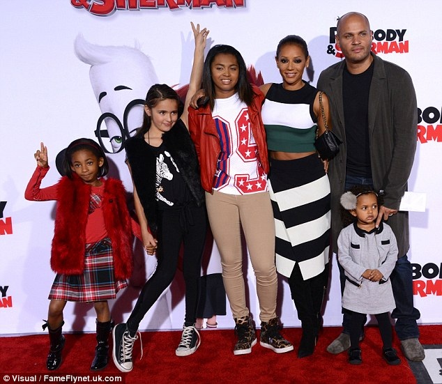 Thành viên nhóm Spice Girls đã chia tay chồng - 4
Nữ ca sỹ nổi tiếng nước Anh kiêm giám khảo Americas Got Talent có 3 đứa con, trong đó có 1 con gái với Stephen Belafonte. Cô sở hữu khối tài sản ước chừng 33 triệu đô la Mỹ