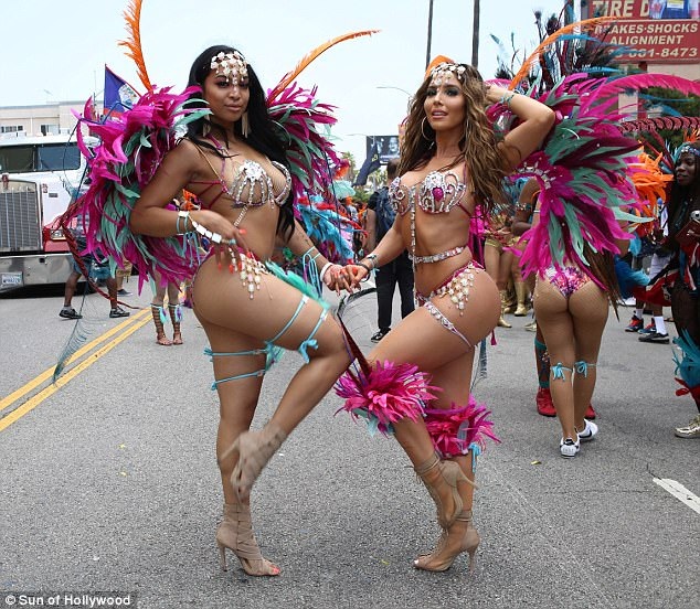 "Bản sao" cô Kim bốc lửa trong lễ hội Carnival - 6
Molinaro được cho là cũng từng hẹn hò với bồ cũ của cô Kim - Reggie Bush