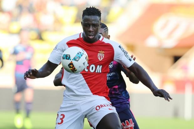 Mendy sắp là người của Man City