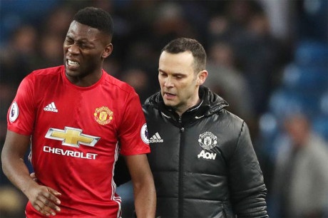 Thêm một cầu thủ phải nghỉ hết mùa, MU chìm trong khó khăn - 1 Timothy Fosu-Mensah dính chấn thương nặng ở trận gặp Man City