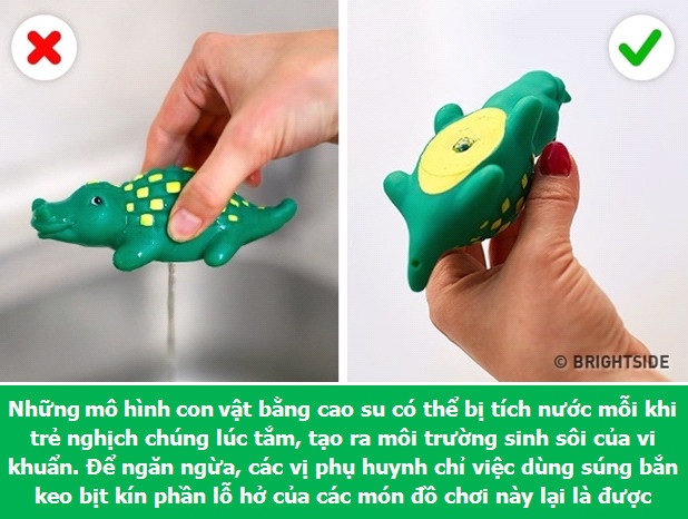 Bố mẹ muốn chăm con thật khéo thì cần "đút túi" những mẹo này - 3 Ngăn nước vào trong các món đồ chơi bé nghịch lúc tắm