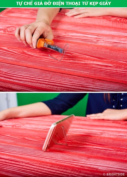 Để chế cho mình một chiếc giá đỡ điện thoại, hãy chọn lấy một chiếc ghim giấy cỡ lớn, mở hai nửa của nó ra, tạo góc 90 độ như hình mình họa. Giờ thì bạn đã có thể thoải mái xem phim hàng giờ với smartphone của mình mà không lo bị mỏi tay.
