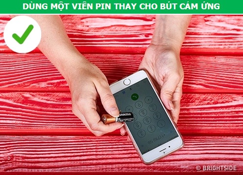 Trong một số tác vụ, sử dụng bút cảm ứng sẽ mang lại hiệu quả cao hơn nhiều so với ngón tay. Tuy nhiên, ở thời điểm hiện tại, không phải người dùng smartphone nào cũng sở hữu stylus, đặc biệt là các fan của quả táo cắn giở. Tuy nhiên, cũng không có gì là đáng ngại, bởi bạn hoàn toàn có thể dùng viên pin như một chiếc bút cảm ứng sơ cua và hãy nhớ hướng cực âm của viên pin về phía màn hình.