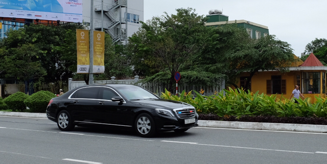 Chiêm ngưỡng siêu xe bọc thép của Tổng thống Hàn Quốc vừa đến Đà Nẵng - 1 Mercedes-Benz S600 Maybach Guard phục vụ Tổng thống Hàn Quốc Moon Jae-in trên đường phố Đà Nẵng (Ảnh: Khánh Hiền - Khánh Hồng)