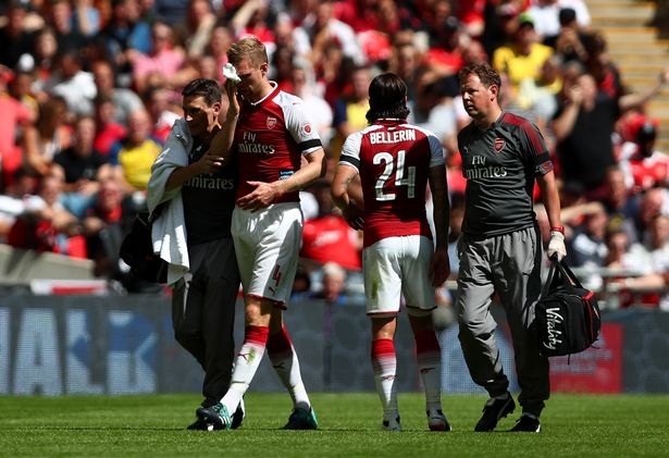 Lĩnh trọn cùi chỏ, đội trưởng Arsenal… đổ máu - 2 Dù được các bác sĩ chăm sóc nhưng cầu thủ này vẫn không thể thi đấu
