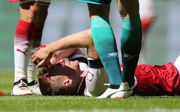 Lĩnh trọn cùi chỏ, đội trưởng Arsenal… đổ máu - 1 Mertesacker chảy nhiều máu sau cú va chạm với Gary Cahill