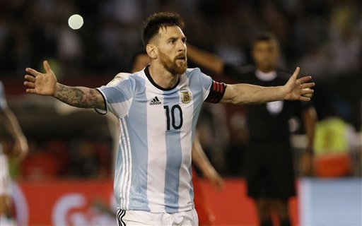 FIFA chính thức treo giò Messi 4 trận vì lăng mạ trọng tài - 1 Án treo giò của Messi khiến Argentina lâm nguy