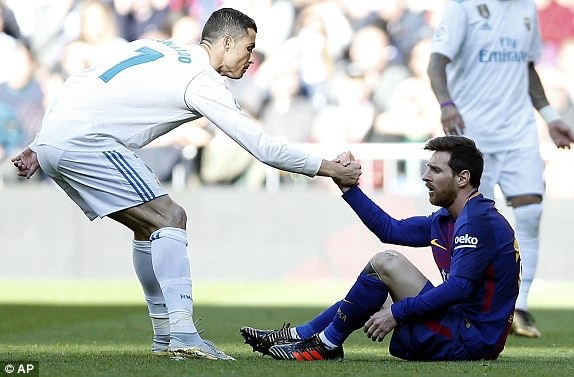 Real Madrid 0-3 Barcelona: Messi, Luis Suarez tỏa sáng - 2
Messi đã có 25 bàn thắng vào lưới Real Madrid, còn C.Ronaldo mới chỉ ghi được...2 bàn sau 16 trận tại La Liga năm nay