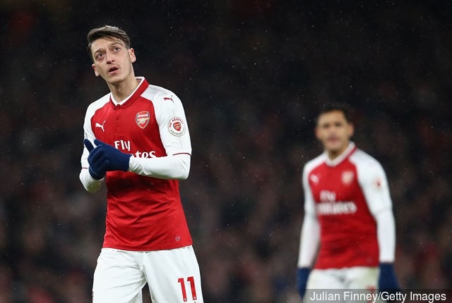 Mesut Ozil chỉ còn 6 tháng hợp đồng với Arsenal. Do đó, “Pháo thủ” hoàn toàn tính tới chuyện bán rẻ cầu thủ người Đức trong tháng 1 để gỡ gạc vốn. Hiện tại, MU đang quan tâm tới tiền vệ này.