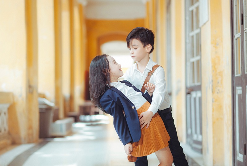 "Em gái mưa" phiên bản nhí khiến ca sĩ Hương Tràm cũng phải trầm trồ - 4 Và hình ảnh cover của hai em bé Hà Nội