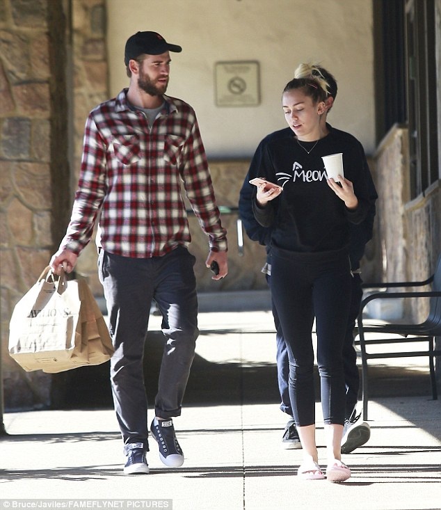 
Miley Cyrus và bạn trai Liam Hemsworth đi mua sắm ở Malibu ngày 7/1 vừa qua
