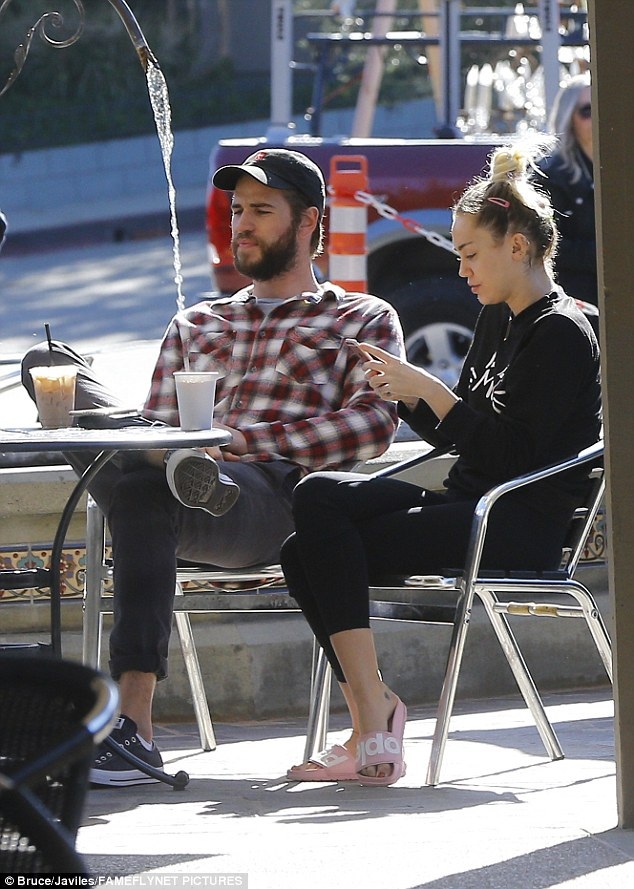 
Nữ diễn viên kiêm ca sỹ 24 tuổi và bạn trai trông rất thư thái và bình yên bên nhau
