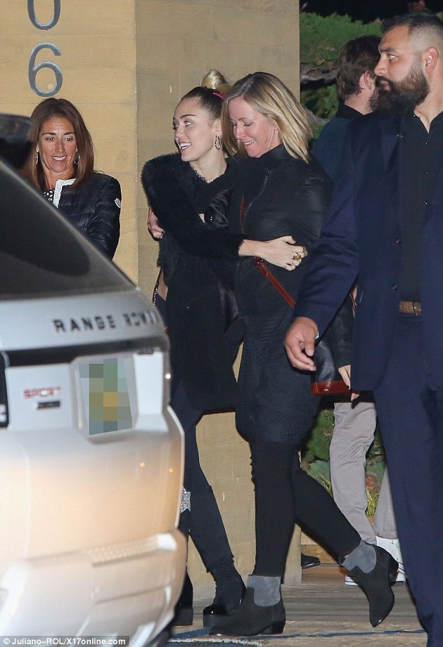 
Miley Cyrus trở thành người kín đáow, bình dị, đơn giản và chăm chút cho gia đình từ khi yêu lại Liam Hemsworth, cô cũng được mẹ bạn trai (trong ảnh) yêu quý. Gần đây nữ ca sỹ xinh đẹp đã gần như lột xác
