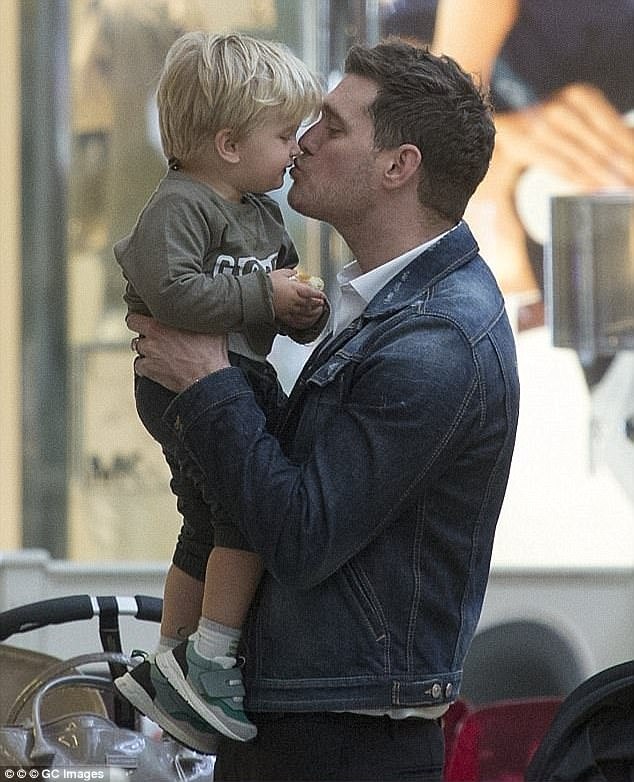 
Michale đã hủy lịch làm việc ngay sau khi phát hiện ra con trai anh bị ung thư và cần được điều trị.
