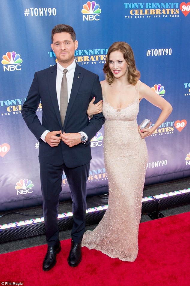 
Vợ chồng Michael và Luisana sánh đôi hạnh phúc trong sự kiện tại Argentina, ngày 10/4.
