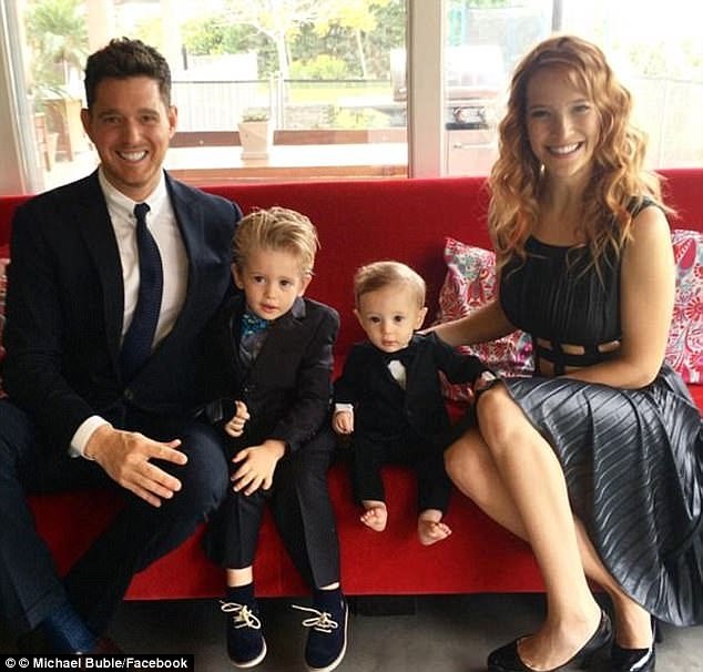 
Gia đình bốn thành viên của Michael Bubble và Luisana Lopilato
