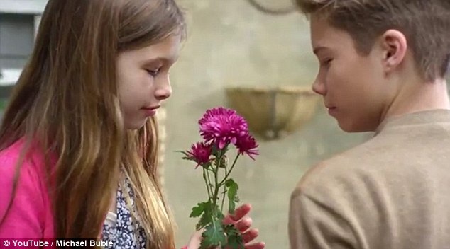 Michael Bublé trở lại với âm nhạc khi con trai khỏi bệnh ung thư - 2
Hình ảnh lãng mạn và ngọt ngào trong clip I Believe In You của Michael Bublé