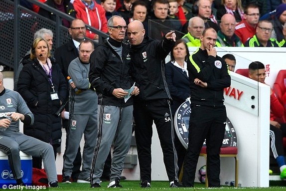 Middlesbrough 1-3 MU: Tội đồ Valdes - 4
Joe Jordan (trái), trợ lý HLV trao đổi với HLV tạm quyền của Middlesbrough - Steve Agnew (phải)