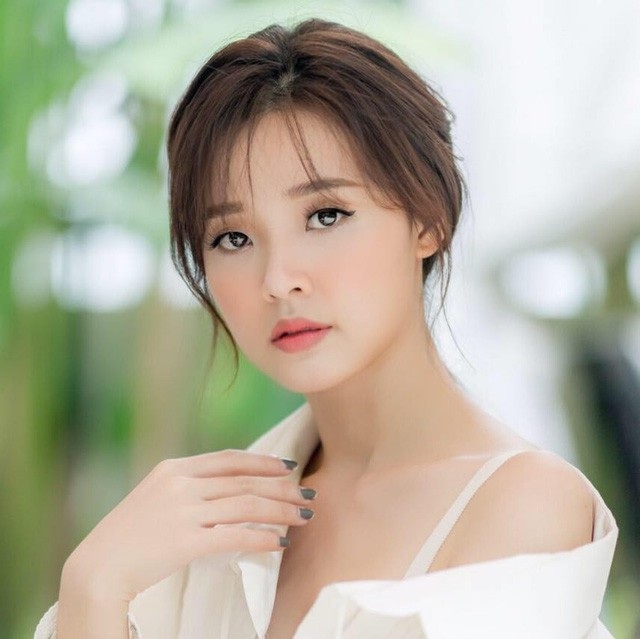 Đường tình lận đận của 3 hot girl đời đầu Sài Thành - 1 Diễn viên Midu (tên thật là Đặng Thị Mỹ Dung, sinh năm 1989). Năm 2007, Midu đã giành được ngôi vị quán quân cuộc thi Hot V-teen và trở thành hot girl được nhiều bạn trẻ yêu mến, khởi đầu sự nghiệp nghệ thuật.