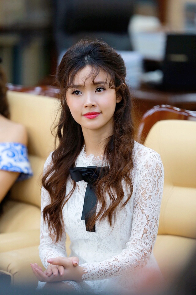 Siu Black được sẻ chia vì bệnh tật, Lưu Chí Vỹ bị chửi thậm tệ do trễ show - 12 Trước lùm xùm về vụ việc “giảng viên - trợ giảng”, Midu và nhà trường đã nhanh chóng lên tiếng xoa dịu dư luận. Trong thời gian tới, người đẹp 8X sẽ là diễn viên người Việt duy nhất tham gia bộ phim hợp tác giữa Việt Nam và Hàn Quốc.