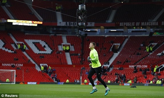 MU 1-1 Liverpool: Ibrahimovic cứu "Quỷ đỏ" - 6
Thủ thành Mignolet khởi động trước trận đấu