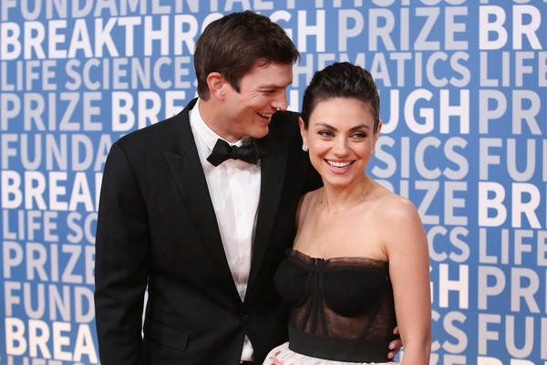 Mila Kunis và lần hiếm hoi xuất hiện bên chồng - 3
Ngôi sao 34 tuổi khoe dáng thanh mảnh bên chồng điển trai