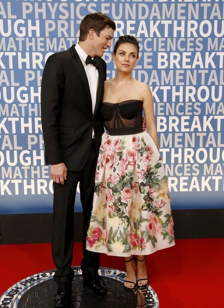 Mila Kunis và lần hiếm hoi xuất hiện bên chồng - 4
Ashton Kutcher và Mila Kunis hẹn hò từ năm 2012, hốc với nhau 2 mặt con và kết hôn vào năm 2015