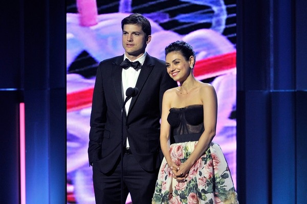 Mila Kunis và lần hiếm hoi xuất hiện bên chồng - 5
Mila Kunis và Ashton Kutcher đều là những người rất kín đáo về đời tư và hiếm khi chia sẻ chuyện tình cảm với giới truyền thông