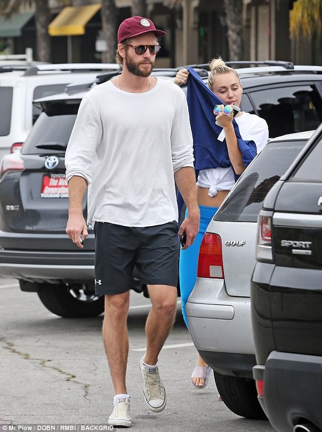 Miley Cyrus vui vẻ bên bạn trai sau tin đồn rạn nứt vì hợp đồng tiền hôn nhân - 1
Miley và Liam vui vẻ xuống phố cùng nhau, ngày 16/7. Đây là hình ảnh chung đôi đầu tiên của cặp tình nhân trẻ sau khi có thông tin, hai ngôi sao cãi nhau nảy lửa vì hợp đồng tiền hôn nhân.