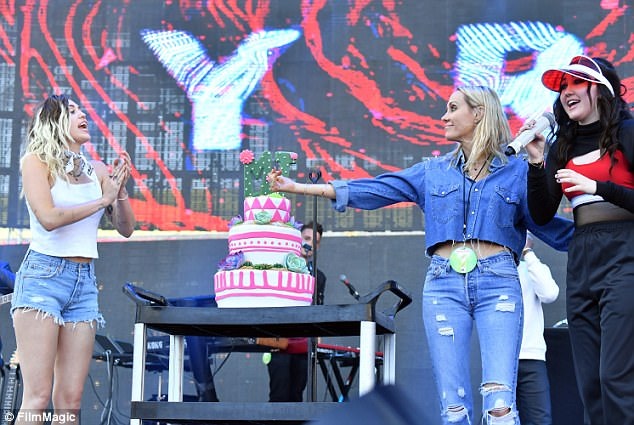 Miley Cyrus đầy nhiệt huyết khi trở lại sân khấu - 12
Miley thấy mình thật hạnh phúc khi luôn có những người thân trong gia đình ủng hộ và động viên cô trong mọi chặng đường của cuộc sống.
