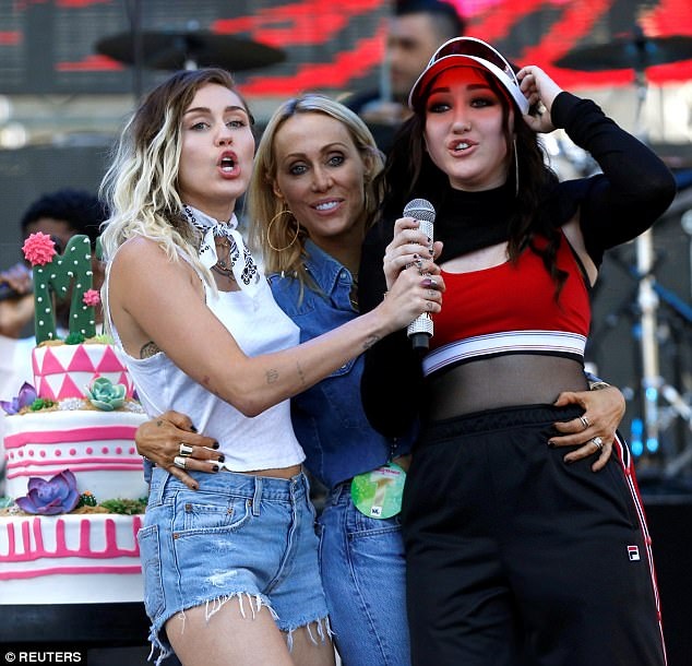 Miley Cyrus đầy nhiệt huyết khi trở lại sân khấu - 11
Miley cùng mẹ ruột và em gái cùng đứng trên sân khấu. Cô em gái Noah của cô cũng theo chân chị trở thành một ca sĩ trẻ.