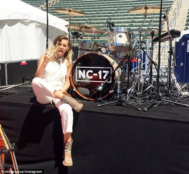 Miley Cyrus đầy nhiệt huyết khi trở lại sân khấu - 15
Miley chụp hình trước show diễn và chia sẻ trên trang cá nhân.