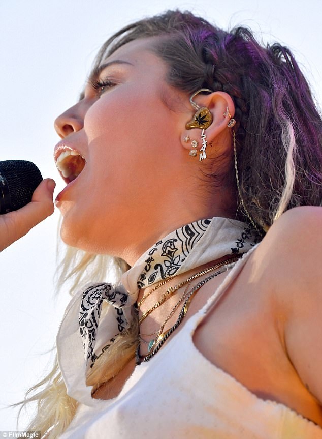 Miley Cyrus đầy nhiệt huyết khi trở lại sân khấu - 2
Fan nhận ra Miley đeo một chiếc khuyên tai có ghi tên của bạn trai, Liam. Cặp đôi tái hợp từ cuối năm 2015 và đã đính hôn trở lại trong năm ngoái.