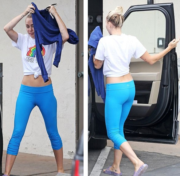 Miley Cyrus vui vẻ bên bạn trai sau tin đồn rạn nứt vì hợp đồng tiền hôn nhân - 2
Miley đã đề nghị Liam ký hợp đồng tiền hôn nhân, trong đó có những đề xuất về việc phân chia tài sản rất rõ ràng trước khi đám cưới của họ diễn ra. Điều này đã khiến Liam cảm thấy bị xúc phạm và hai người cãi cọ nảy lửa.