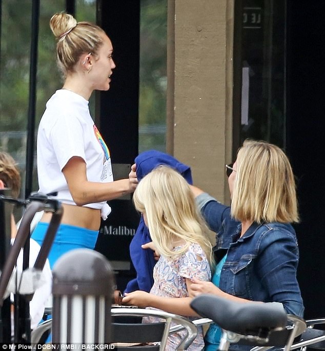 Miley Cyrus vui vẻ bên bạn trai sau tin đồn rạn nứt vì hợp đồng tiền hôn nhân - 3
Tin đồn này đã khiến cho nhiều người hâm mộ cặp đôi nổi tiếng lo lắng. Song, vào cuối tuần qua, Miley và Liam đã xuất hiện hạnh phúc bên nhau khi hẹn hò đi ăn kem. Hình ảnh này như chứng minh không hề có chuyện họ sắp chia tay.