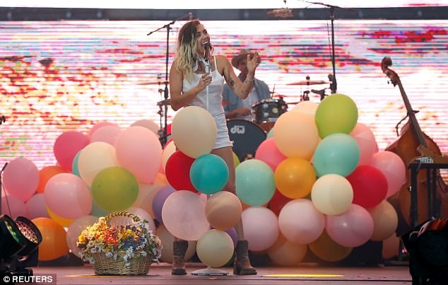 Miley Cyrus đầy nhiệt huyết khi trở lại sân khấu - 4
Malibu là ca khúc mà Miley muốn dành cho Liam Hemsworth. Cặp đôi từng chia tay vào năm 2013 nhưng chưa đầy 2 năm sau đó, họ tái hợp và yêu như chưa bao giờ được yêu.